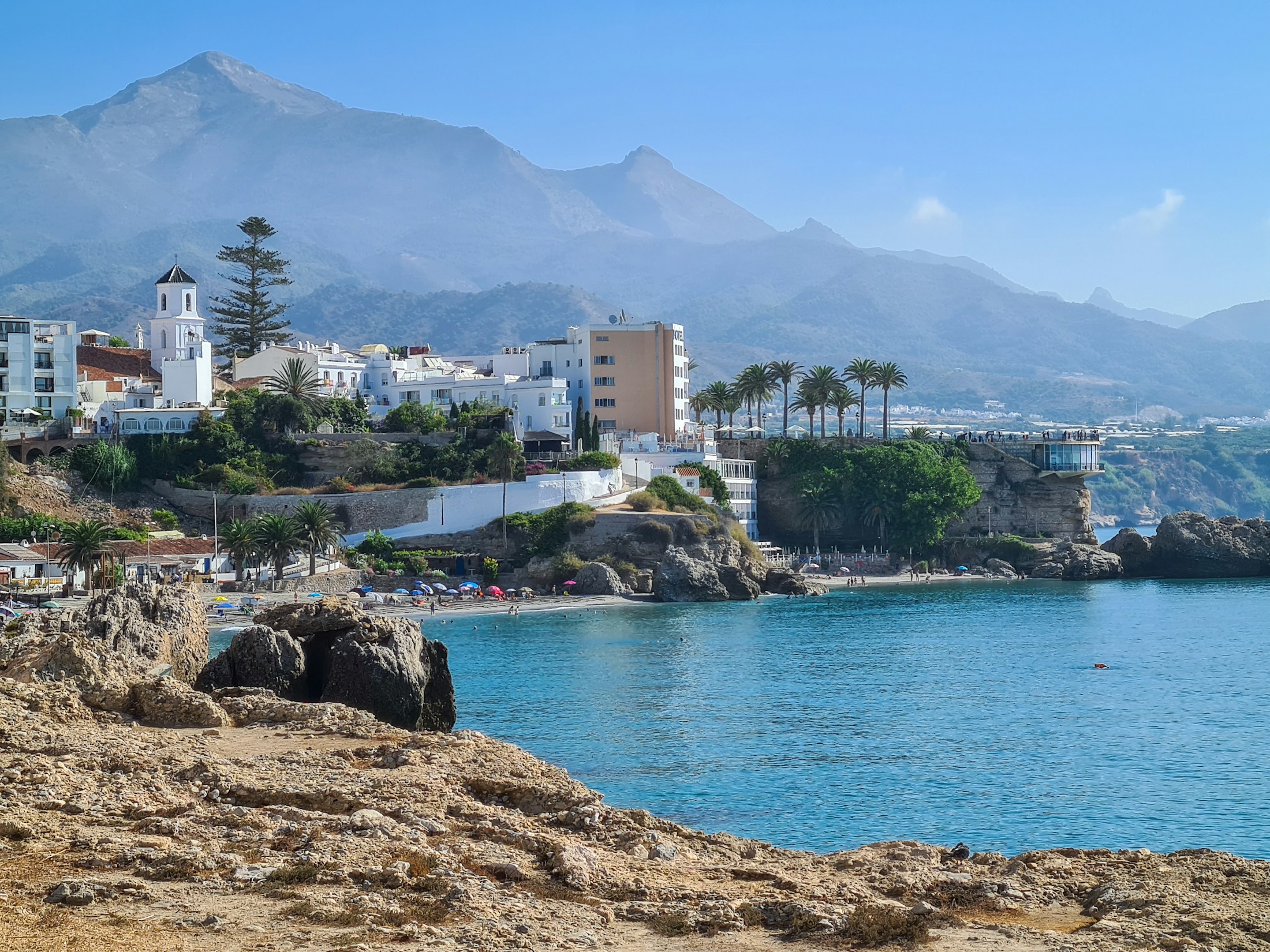 Nerja na Costa del Sol – Balcón de Europa i białe zabudowania nad morzem