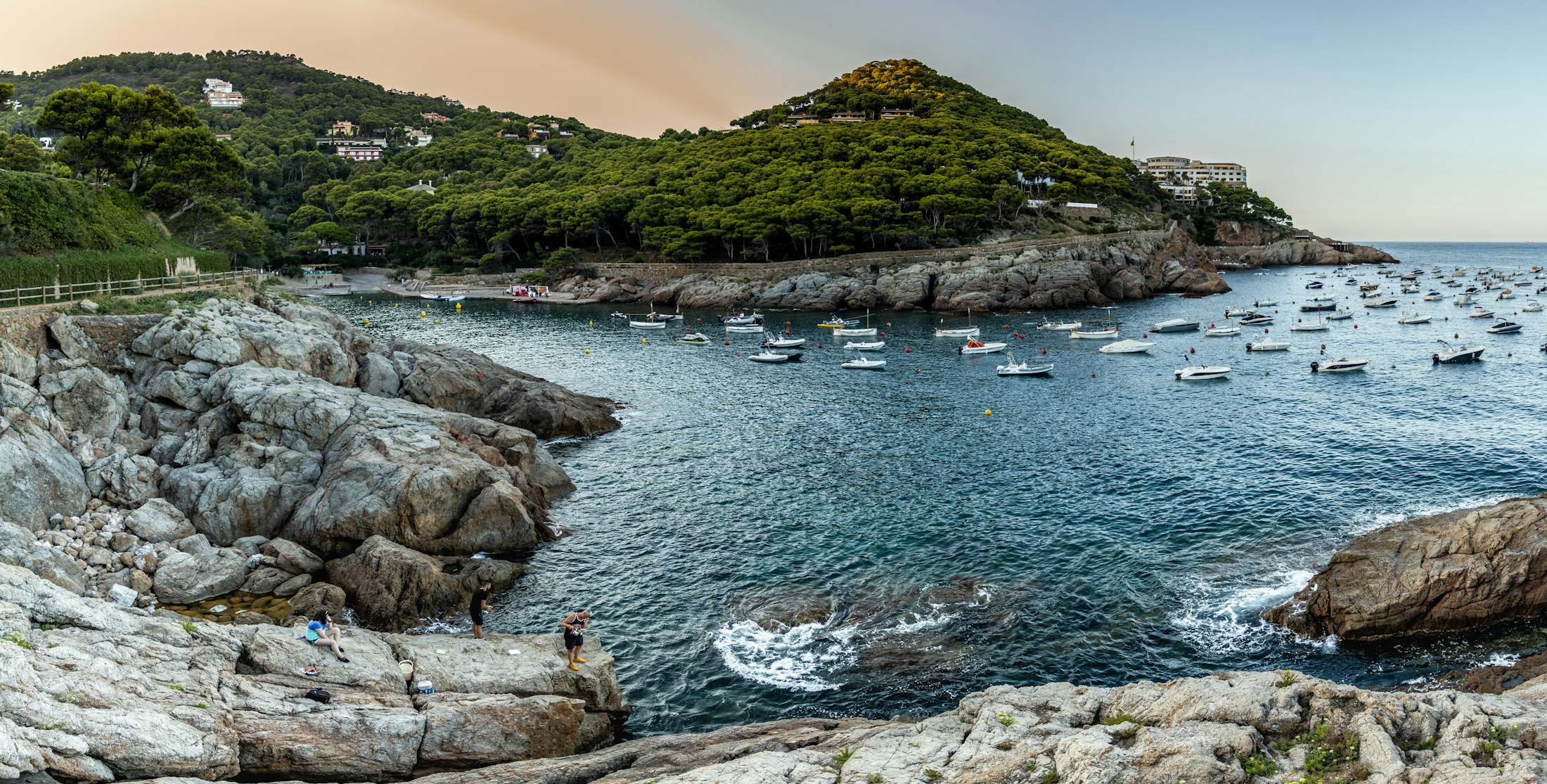 Skalista zatoka Cala d'Aiguafreda w Begur na Costa Brava