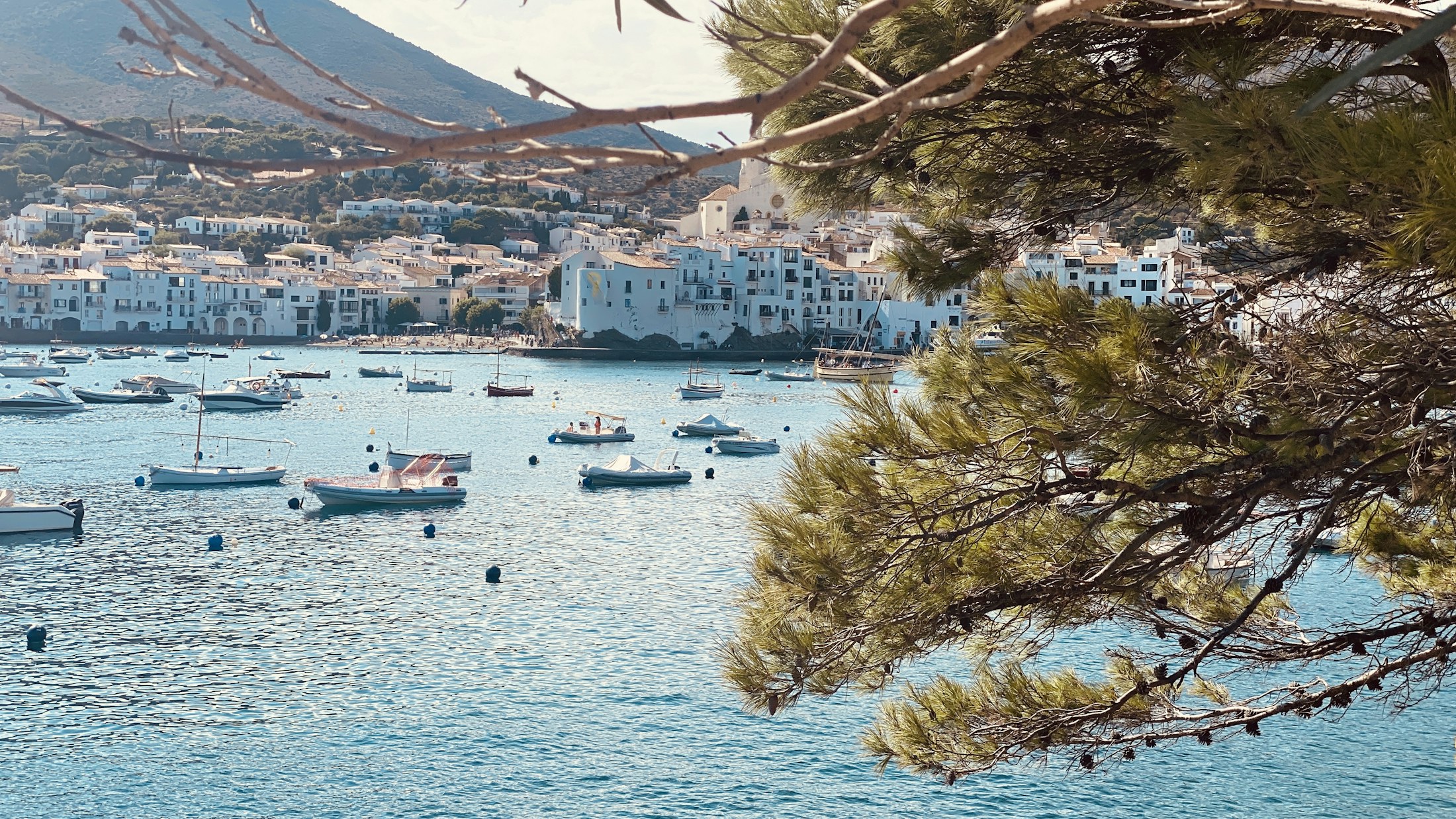 Cadaqués na Costa Brava – białe domy i łodzie w zatoce