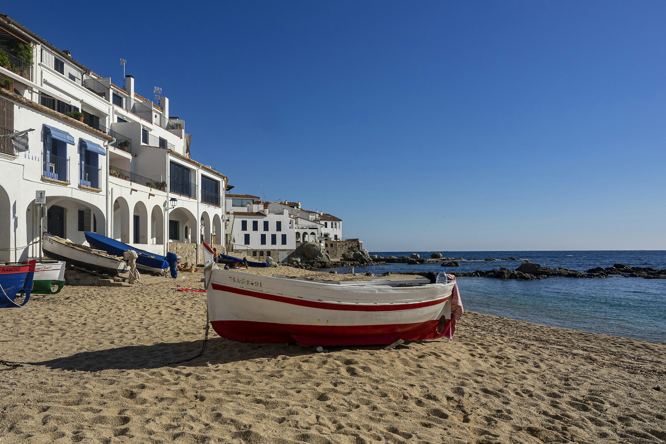 Tradycyjna łódź na plaży w Calella de Palafrugell