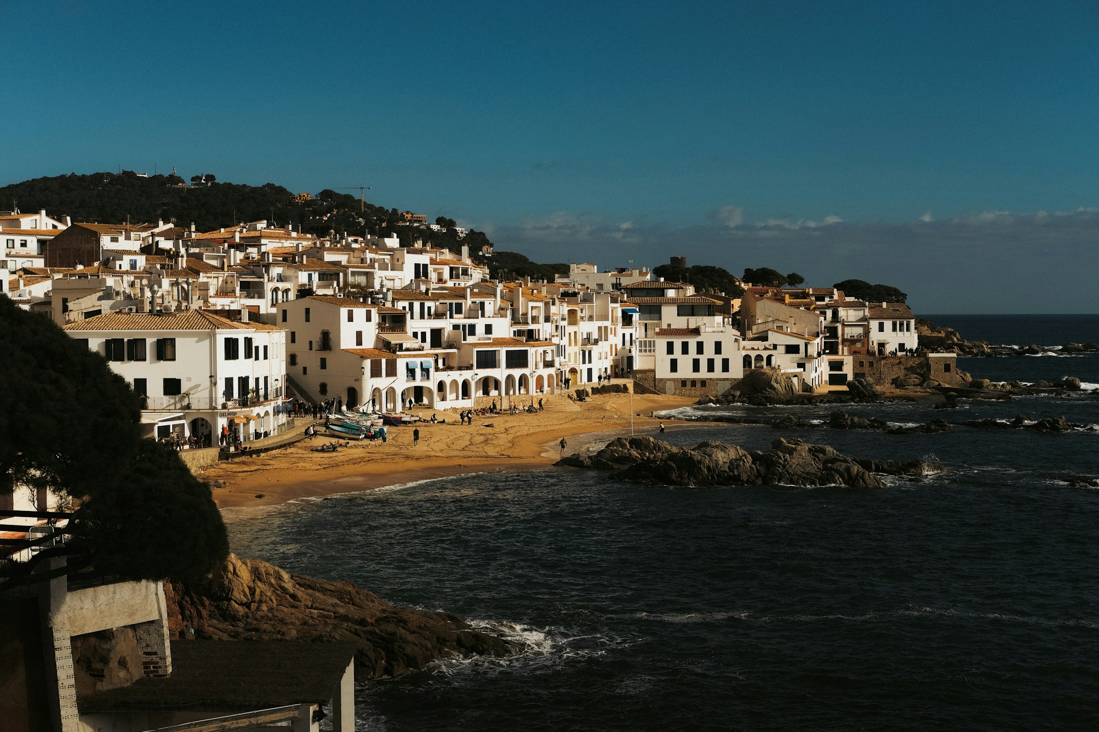 Calella de Palafrugell na Costa Brava – białe domy nad zatoką