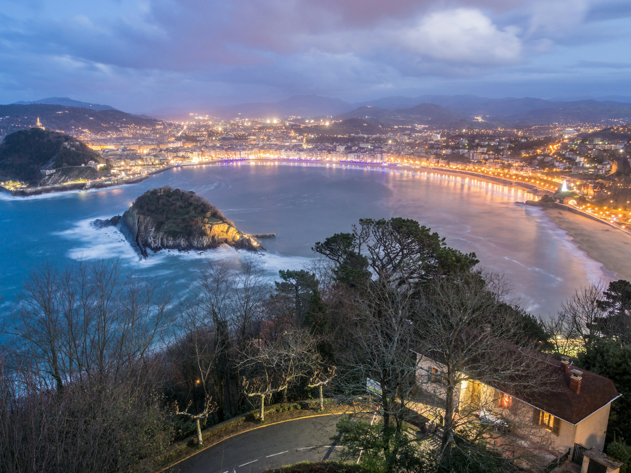 Zatoka La Concha w San Sebastián o zmierzchu