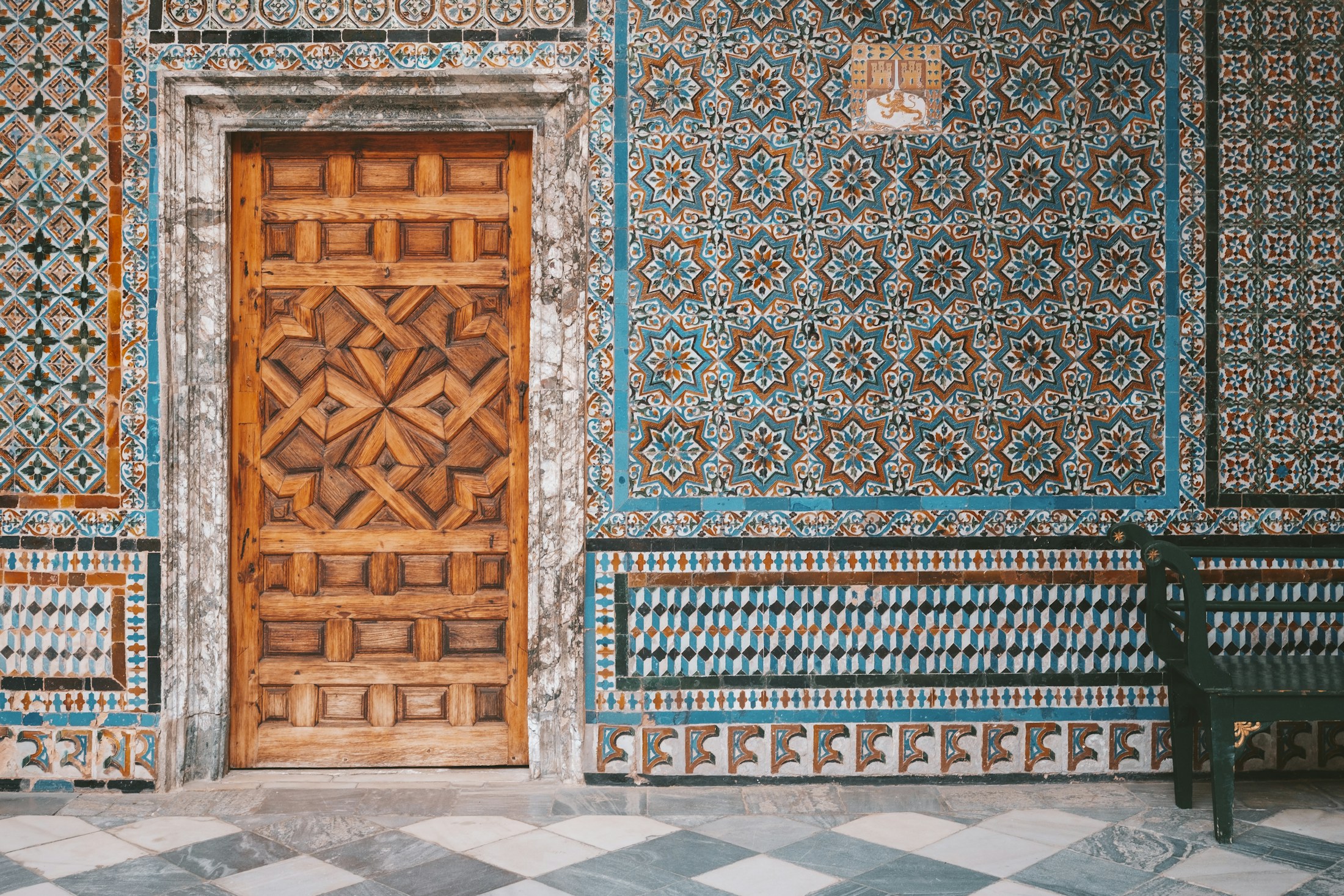 Azulejos i drewniane drzwi – Sewilla