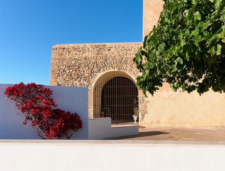 Kamień, wapno i bugenwilla – Sant Francesc Xavier, Formentera